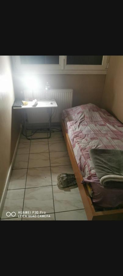 Room Near Paris Saint-Denis  Bagian luar foto